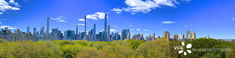 纽约中央公园树木掩映下的曼哈顿中城天际线广角景观图片素材