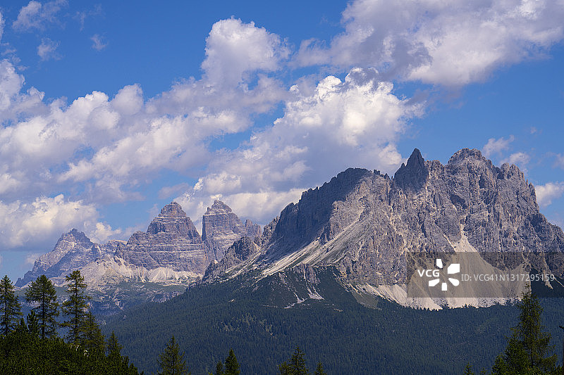 意大利威尼托特雷克罗奇山口：从索拉皮斯湖小径眺望三峰山和米苏里纳图片素材