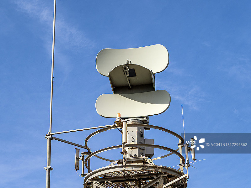 气象站和气象雷达，位于蓝天下的山顶图片素材