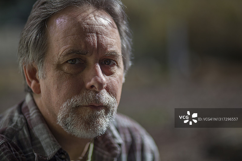 表情忧虑的老人图片素材