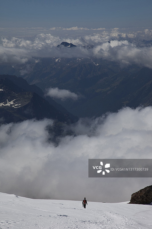 攀岩者正在下降雪坡图片素材