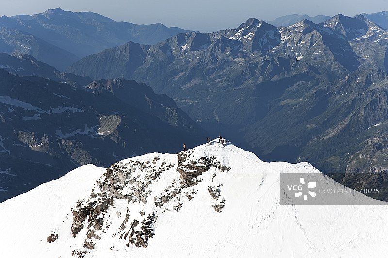 山顶上的登山者图片素材