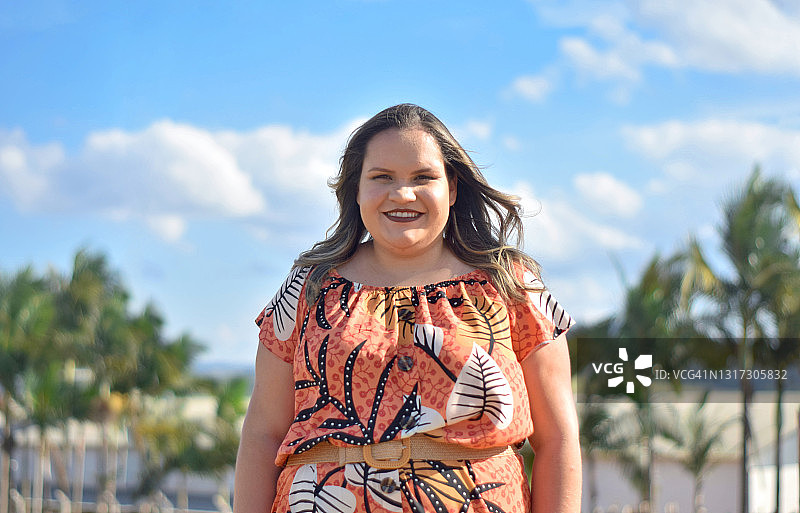 在公园里微笑的年轻女孩图片素材