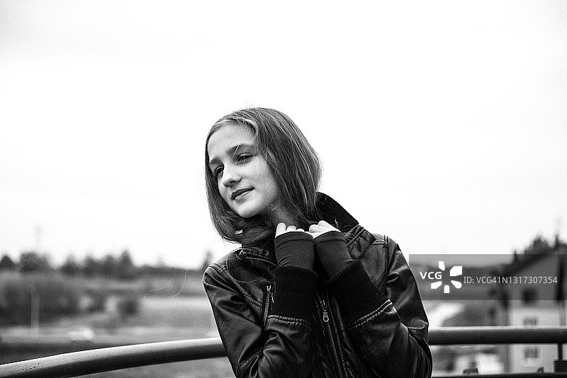 站在阳台上的女孩图片素材