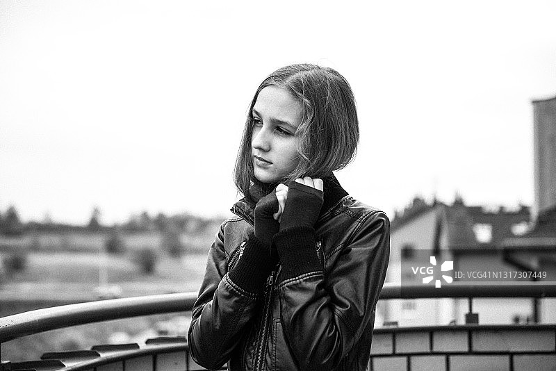 站在阳台上的女孩图片素材