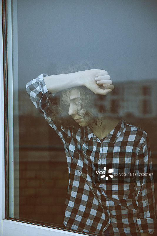 在家隔离的悲伤的孩子图片素材