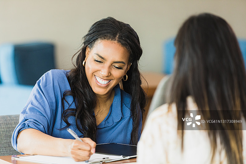 面带微笑接受采访的女企业主图片素材