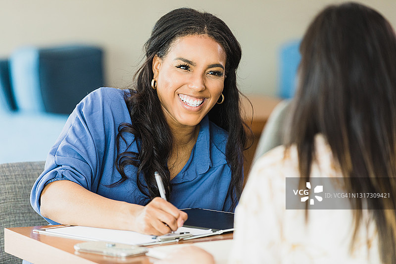 自信的女商人与同事交谈图片素材