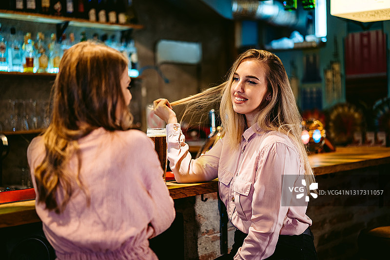 在酒吧里的女士们图片素材