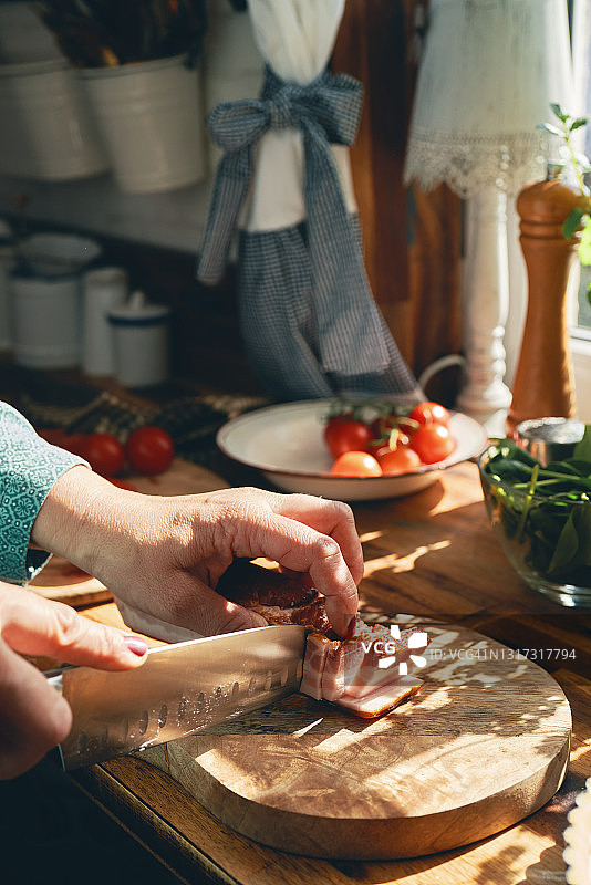 准备番茄培根洛林馅饼图片素材