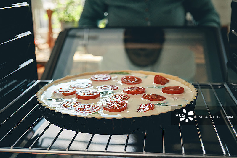 准备番茄培根洛林馅饼图片素材
