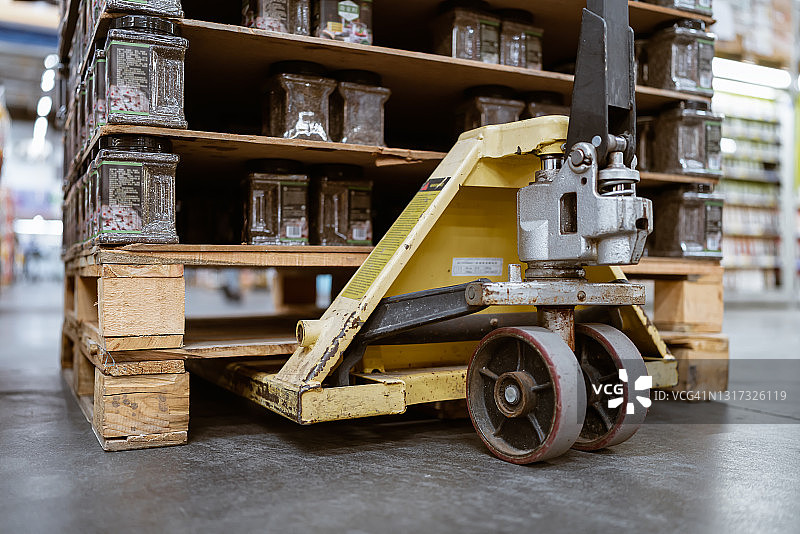超市里，叉车正在装载货物图片素材