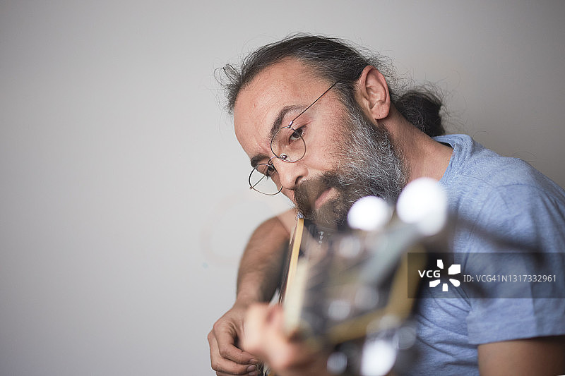 男人在练习吉他图片素材