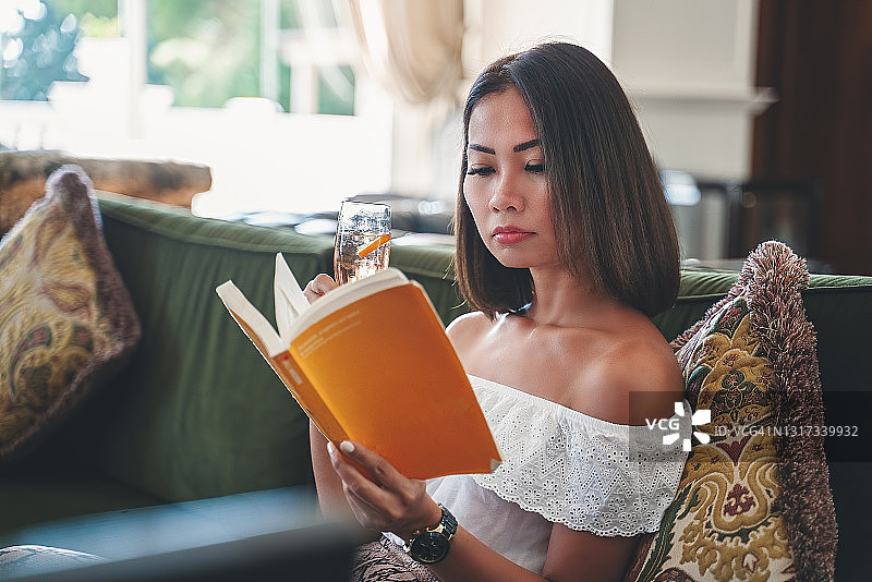 在酒店大堂阅读图片素材