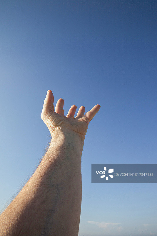 手伸向天空图片素材