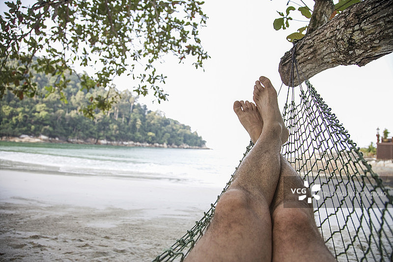 男人在吊床上放松图片素材