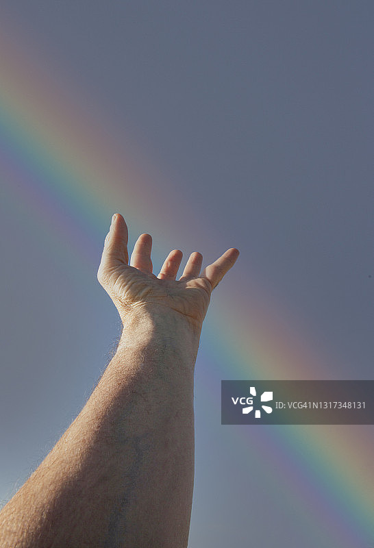 手伸向彩虹图片素材
