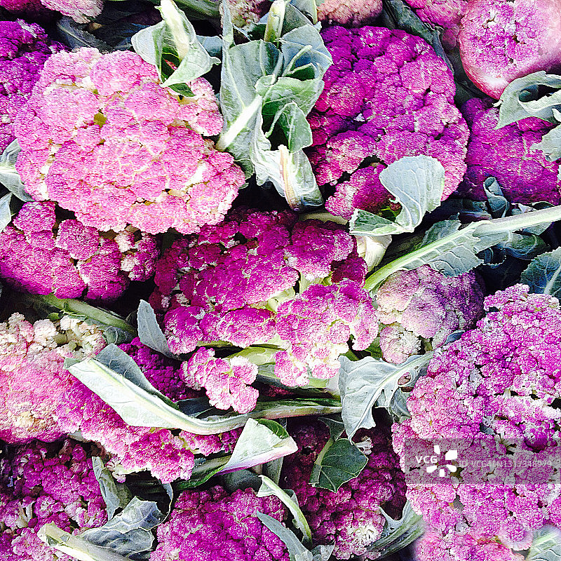 农贸市场上的带叶紫色菜花特写图片素材