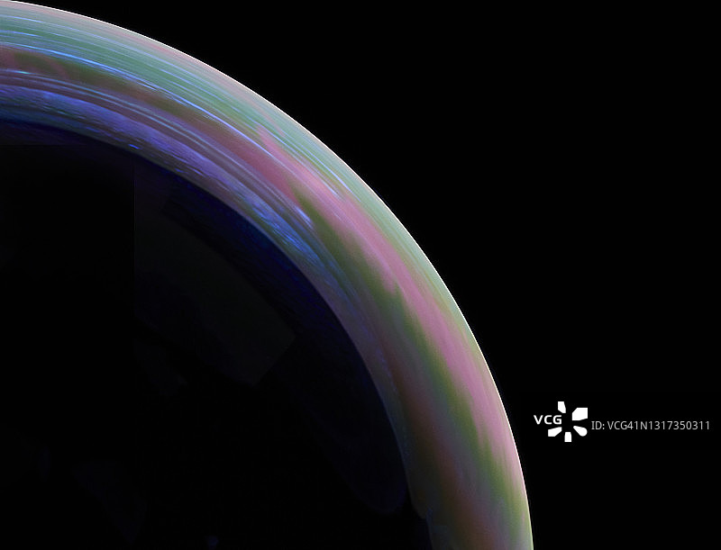 肥皂泡半球微距摄影：抽象彩色液体背景图片素材