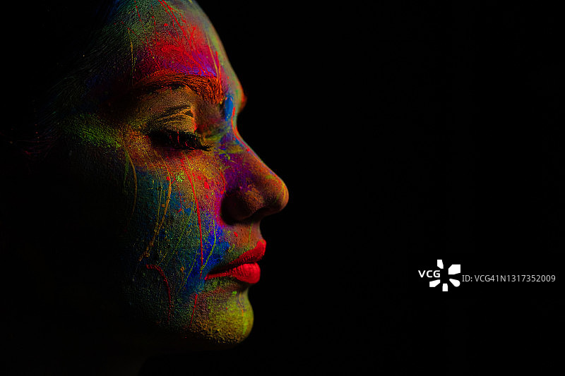 黑色背景上的光芒图片素材