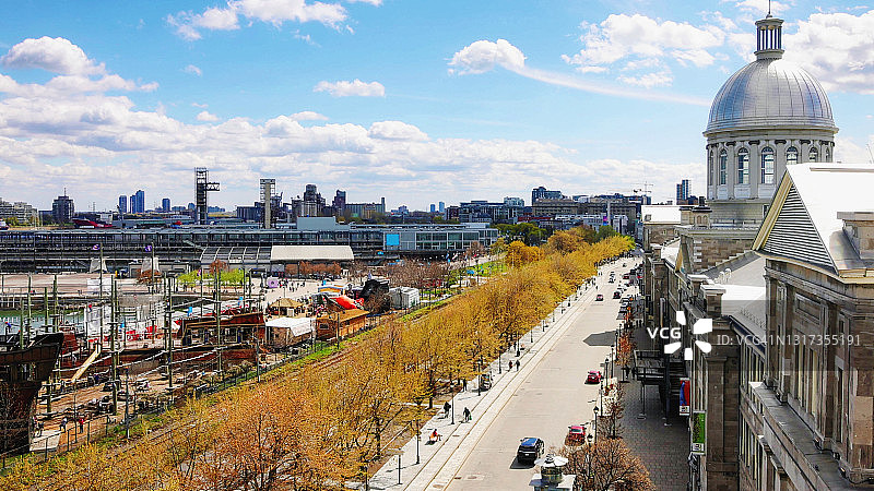 蒙特利尔Rue de la Commune街和旧港的高架景观，右侧是邦塞库尔市场圆顶图片素材