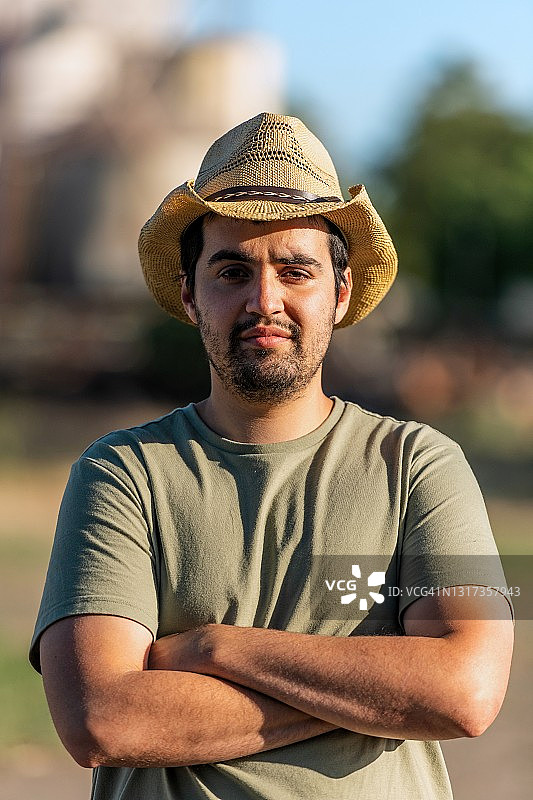 看着镜头的年轻西班牙裔农业工人图片素材