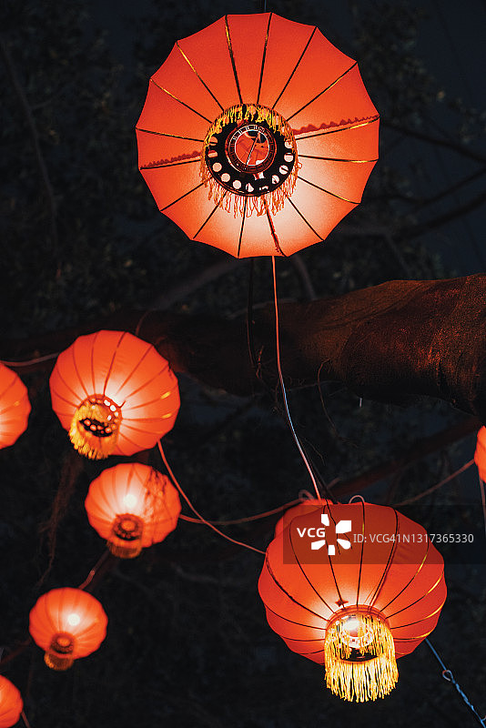 夜晚亮起的红色中国风灯笼图片素材