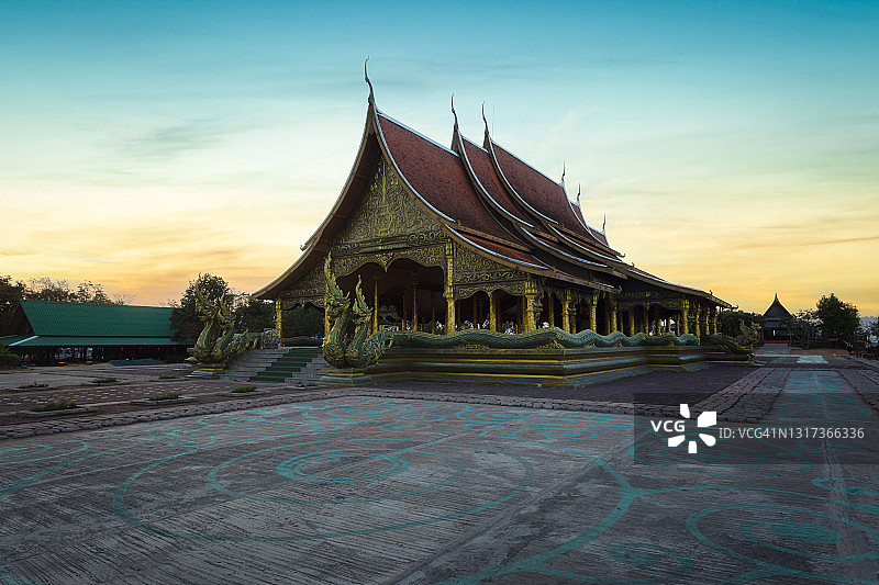 黎明寺（Wat Phu Prao）美丽的日出景色图片素材