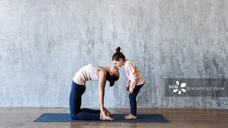 女人和孩子一起做瑜伽运动图片素材