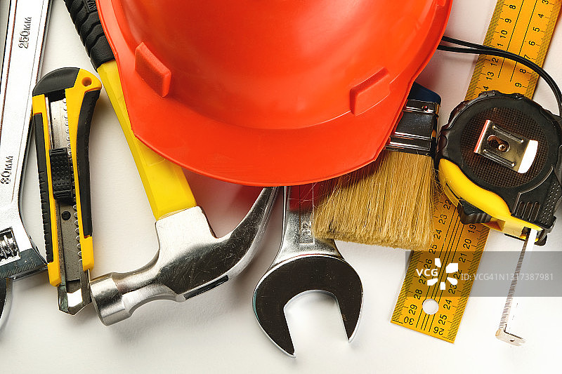 用于建造房屋或修理公寓的工具，白色背景、工头的工作场所、家庭和专业维修主题、商业和建筑行业图片素材