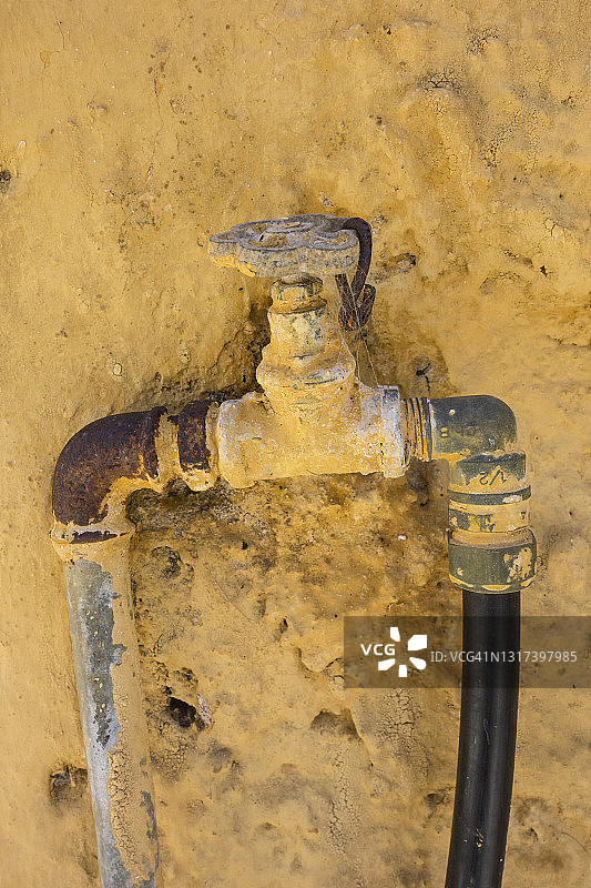 旧房外的管道和水表 - 希腊图片素材