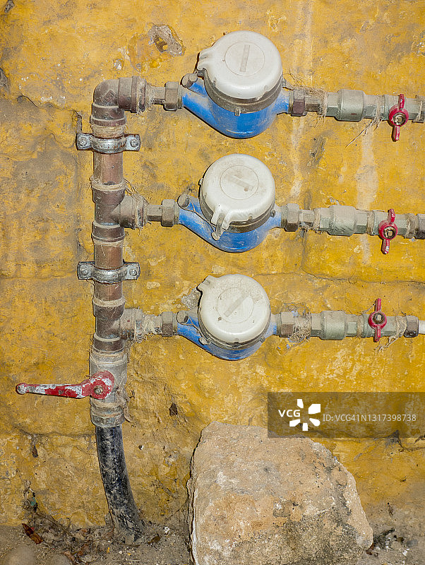 旧房外的管道和水表 - 希腊图片素材