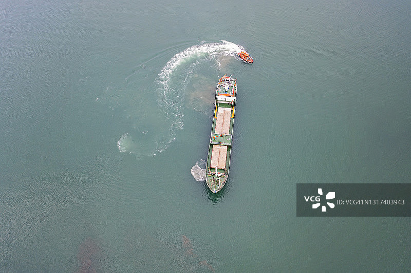 货船驶入港口的航拍视角图片素材