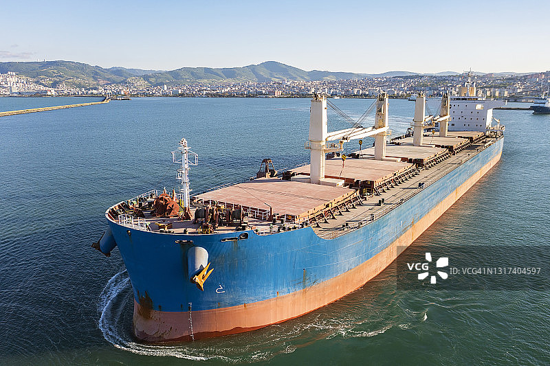 大型货轮运输途中鸟瞰图片素材