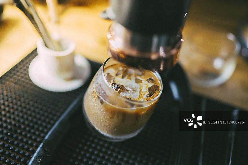 咖啡师为顾客制作冰美式咖啡及文案空间图片素材