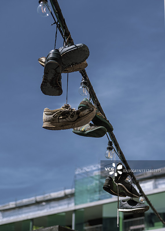 悬挂在电缆线上的运动鞋图片素材
