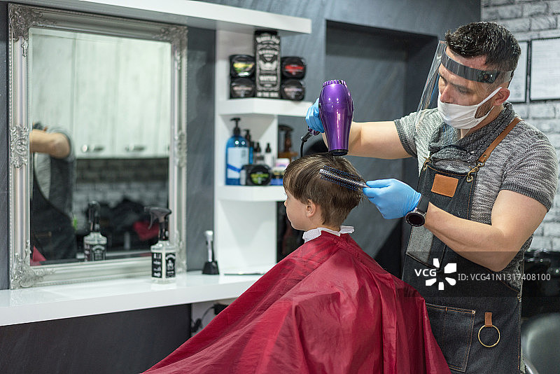 在理发店理发的小男孩图片素材