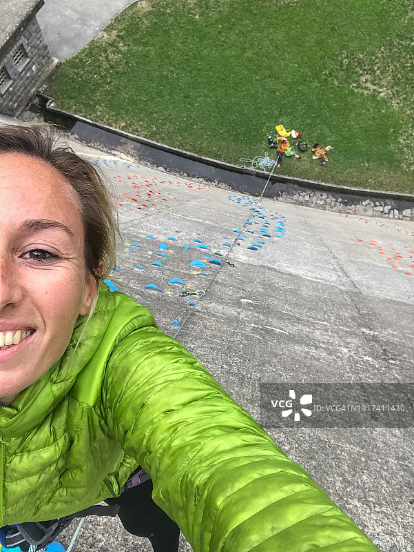 女人在水坝上自拍图片素材