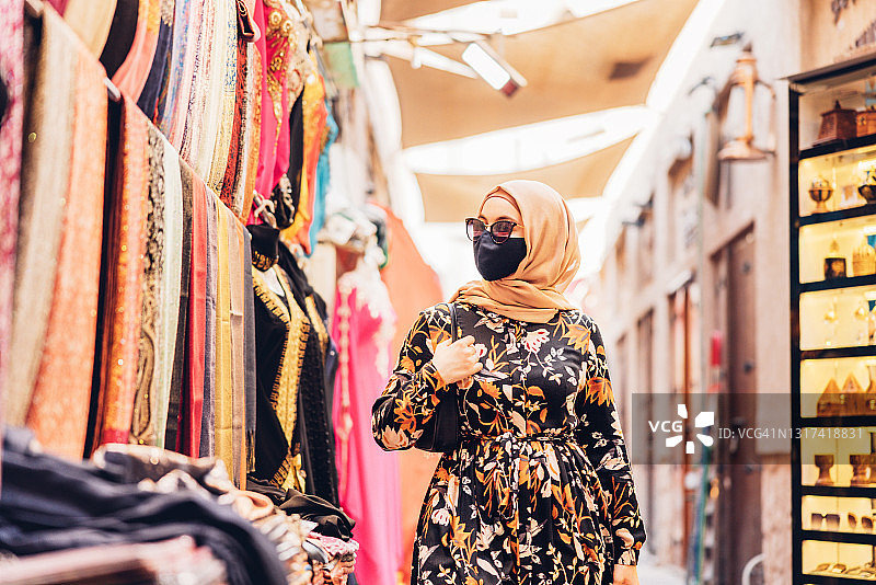 探索当地集市的中东女游客图片素材