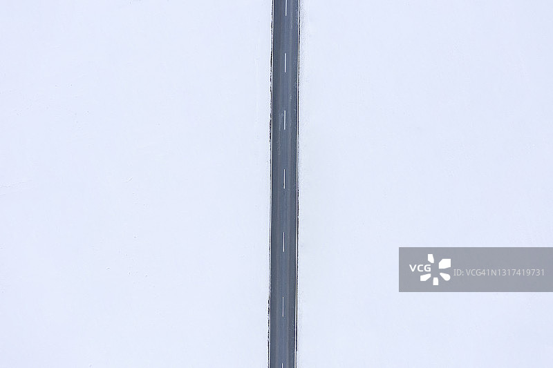 雪地道路的无人机航拍俯视图图片素材
