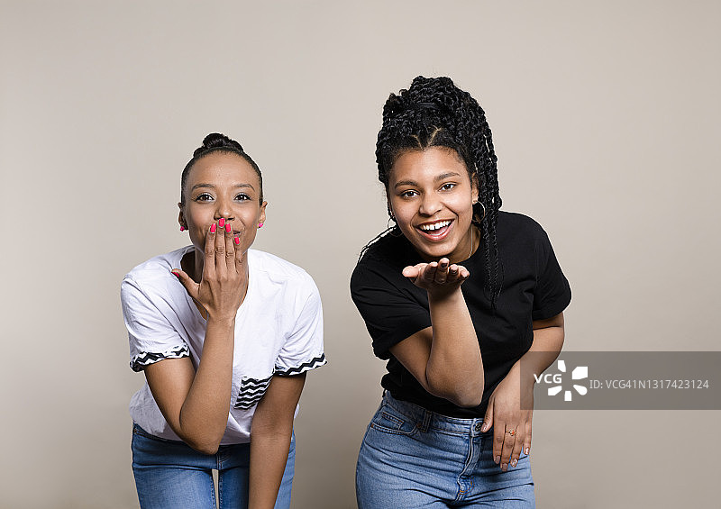 演播室人像：两位女士图片素材