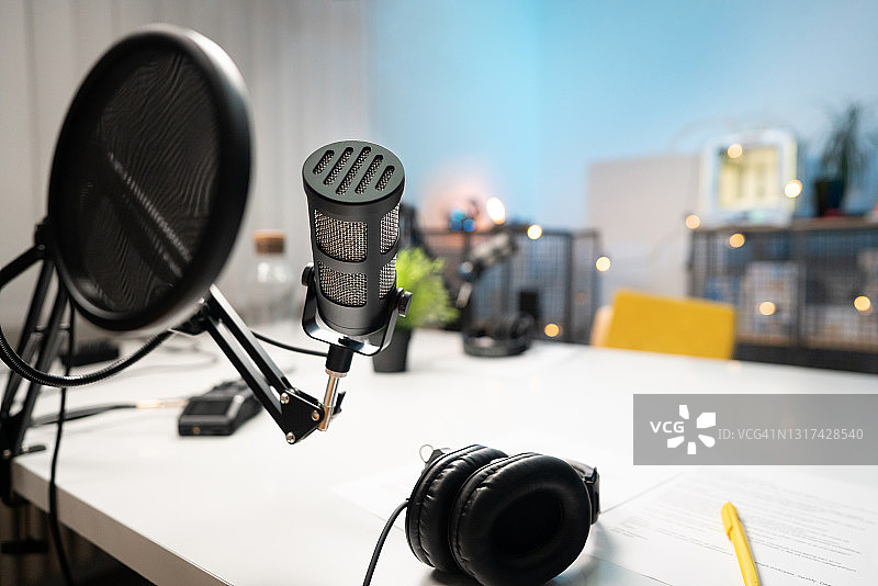 录音室中的耳机和麦克风图片素材
