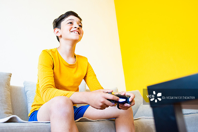 青少年男孩玩电子游戏图片素材