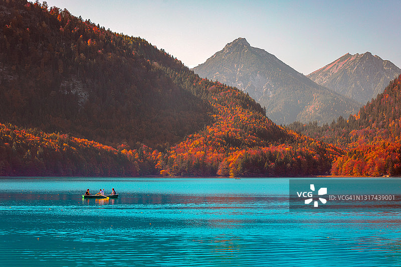 巴伐利亚阿尔卑斯山湖泊阿尔卑湖上享受游船之旅的人们图片素材