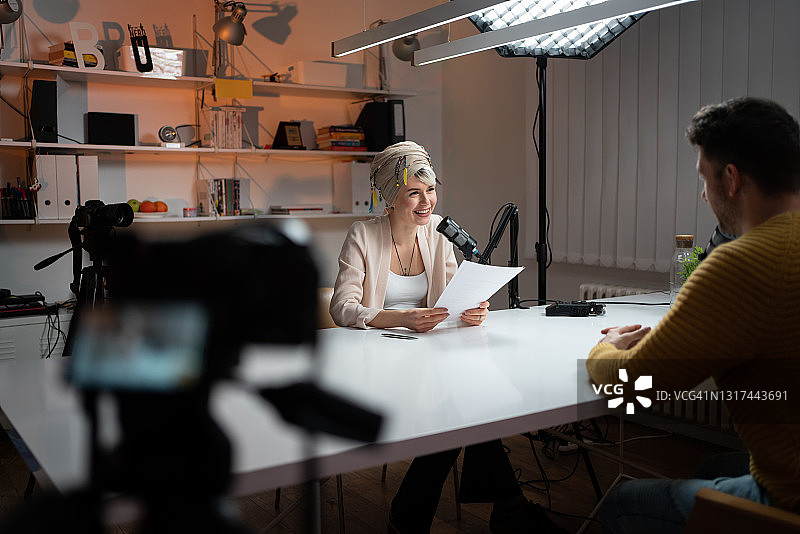 在现代工作室里播客的两名年轻人图片素材