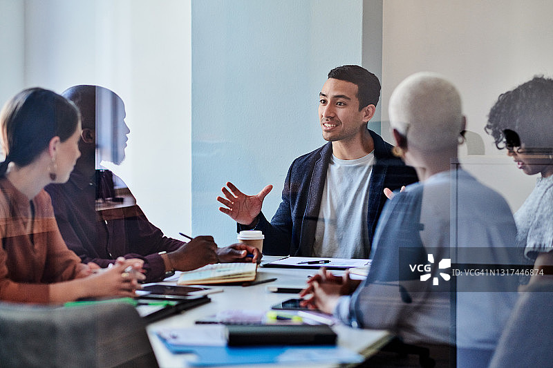 商务人士在会议室开会图片素材
