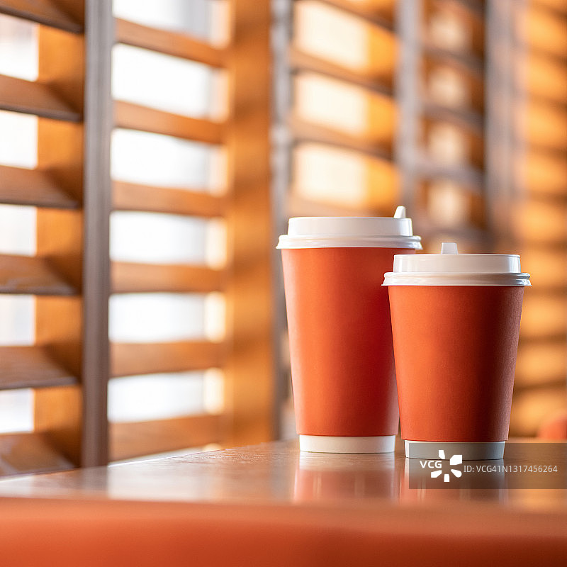 空白纸杯样机，桌上的纸杯咖啡图片素材