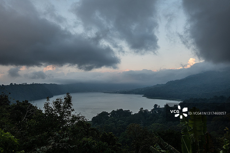 印度尼西亚巴厘岛高地的布扬湖图片素材