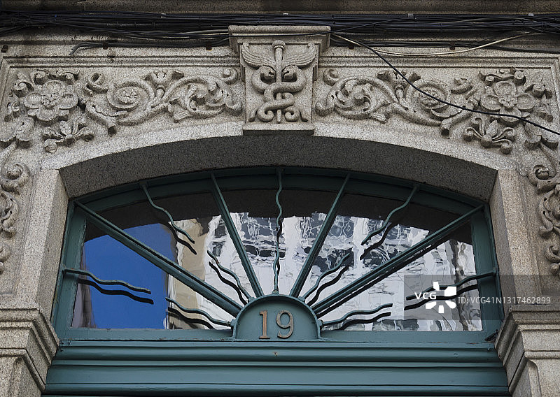 建筑物入口处的19号数字图片素材