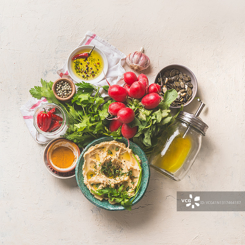 多种自制食品食材：鹰嘴豆泥、萝卜、香草、油和香料图片素材